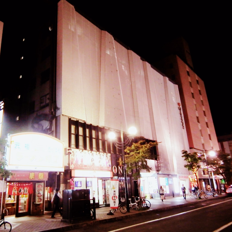 夜の札幌駅前通の街並み