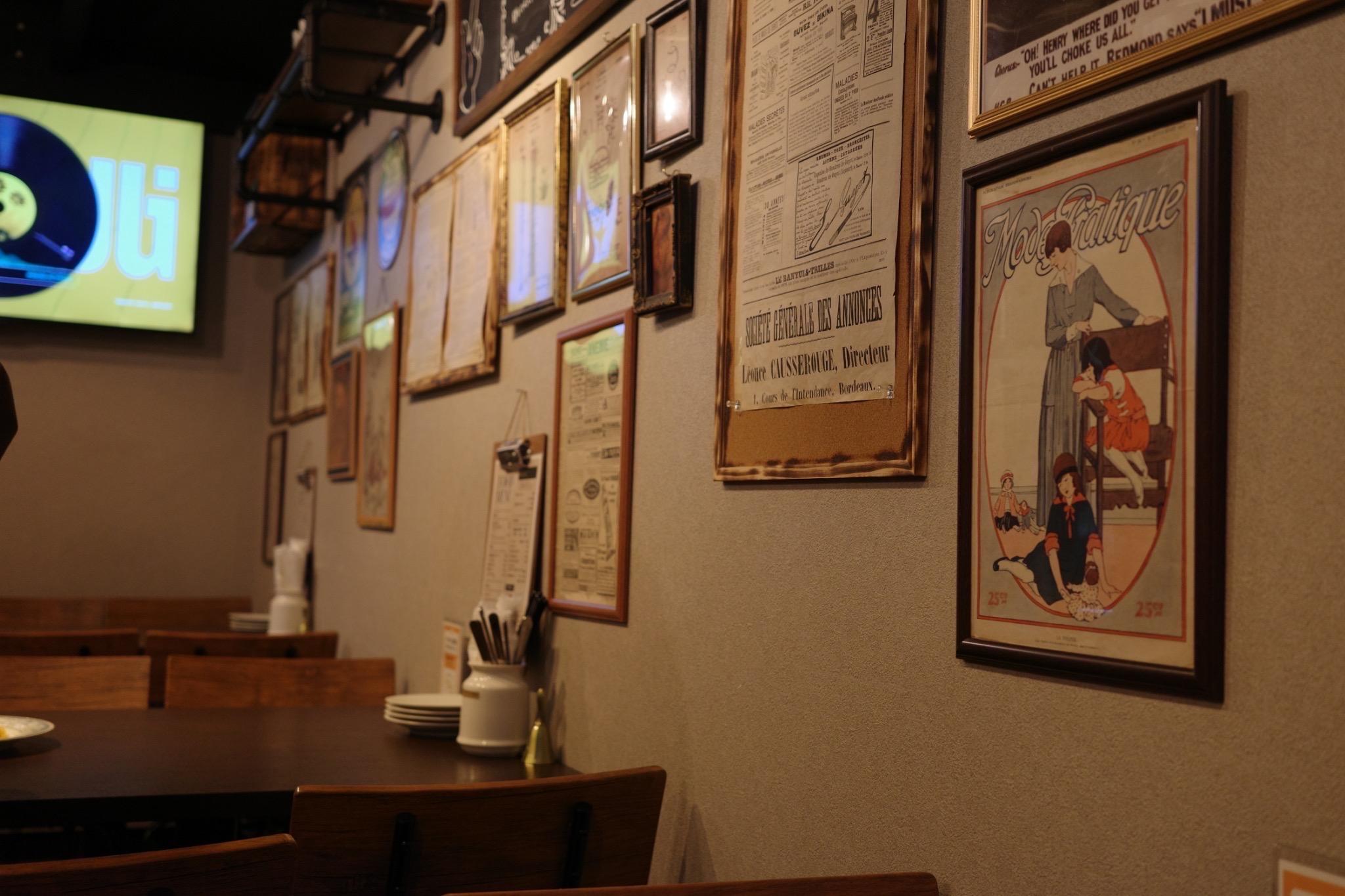 アタータの店内、テーブルとメニューボード