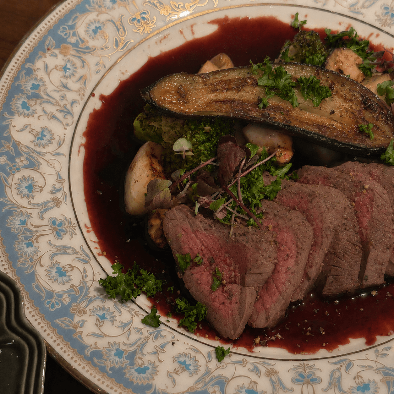 厳選肉料理の盛り付け