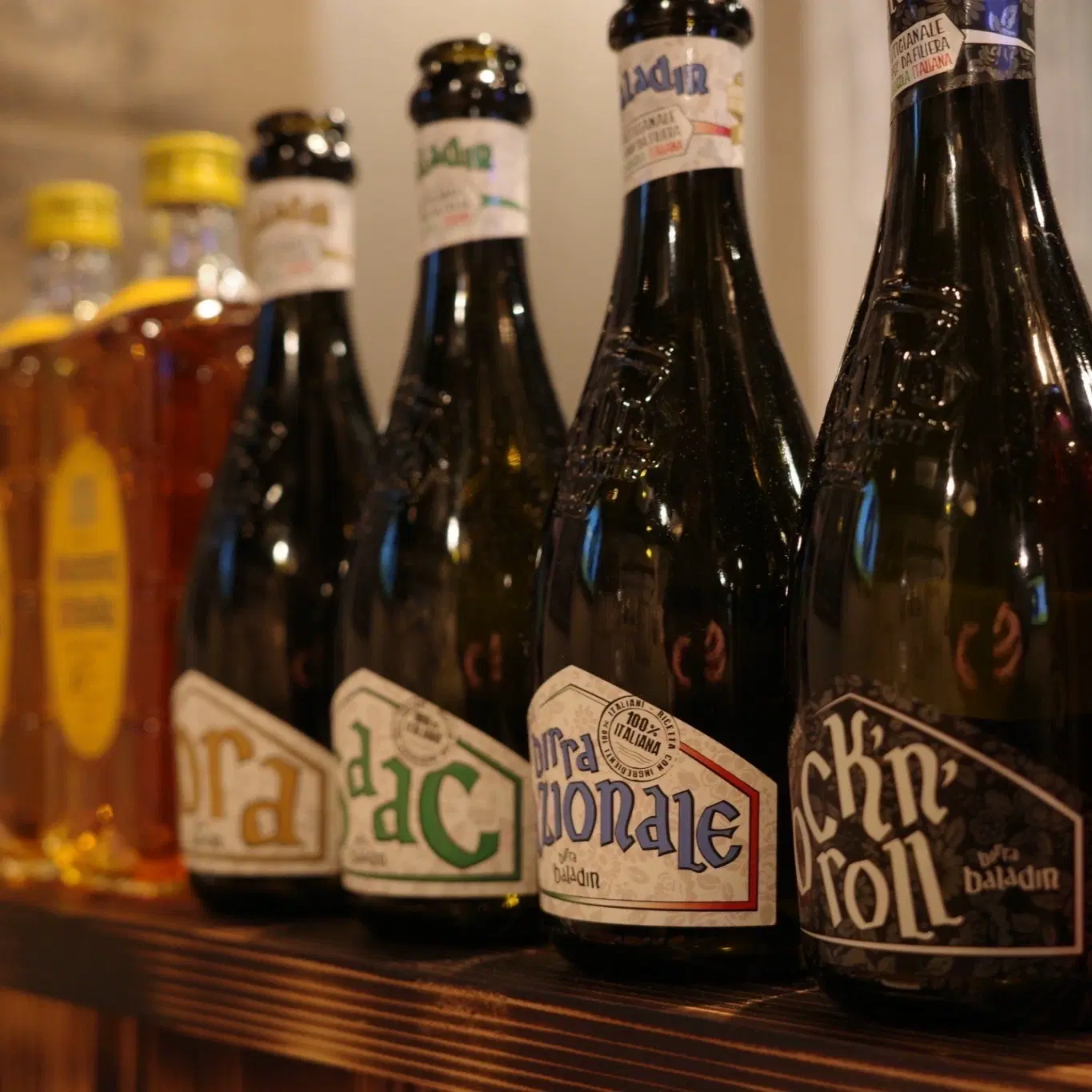 ワインとビールのボトル